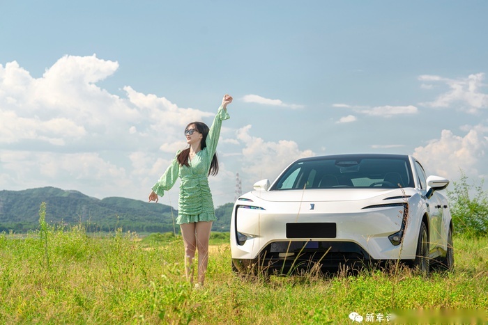 阿维塔11设计解剖：极简设计下的情感智能“化身”