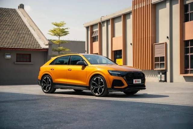 RS Q8的“性能”该怎么测？最低油耗8L出头、油箱加满花费近一千