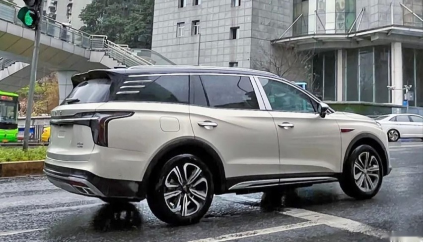 红旗HS6实车路试，劳斯莱斯前脸，妥妥的越野版红旗H9