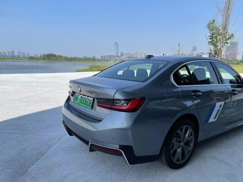 新车逆袭特斯拉?30来万买宝马电车,轴距3米,续航超500