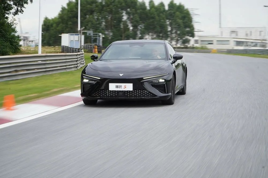 加速比肩Model 3性能版 开着哪吒S跑赛道是啥体验？