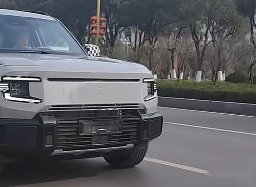 深蓝G318现身街头，大过豹5，配430马力+原地掉头，油耗6.78L