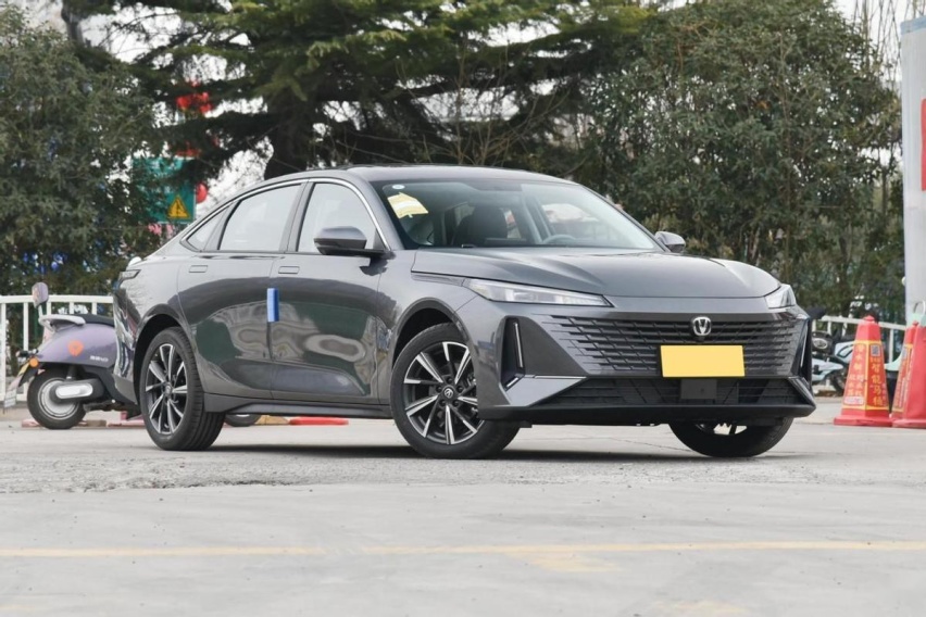 预算十万买轿车，为什么长安逸达会是首选？三个方面告诉你