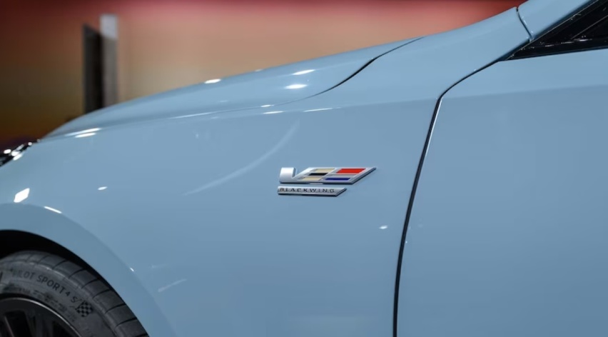 2025款凯迪拉克CT5-V黑翼，车速可达321km/h的轿车，钛合金