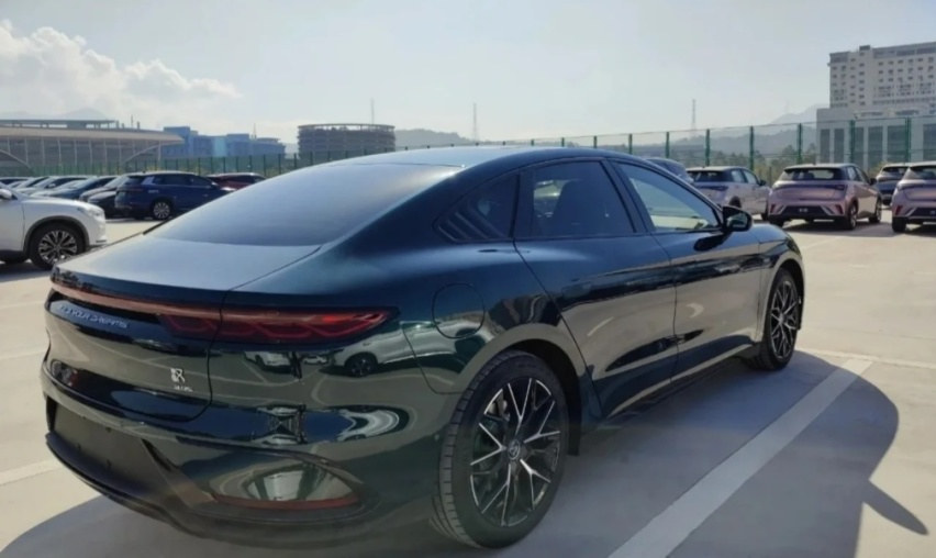 3.9秒破百,车身加长,新款比亚迪汉 EV 实车曝光