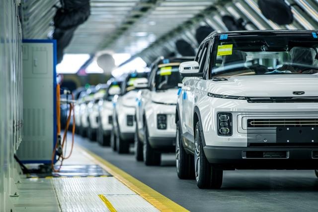 行业复市首款新车，吉利ICON售11.58万起，首创5G发布