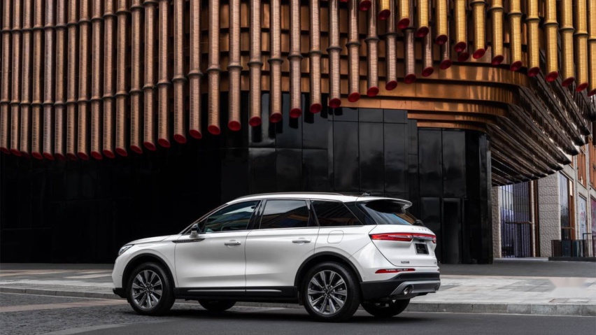 XT4对比冒险家，谁更能俘获小姐姐的心？