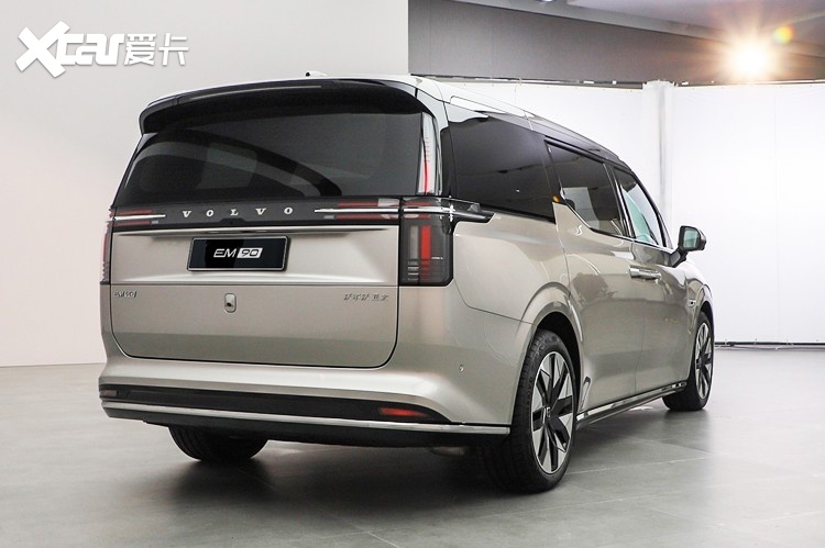 沃尔沃em90的侧面大量采用平直的线条,整体比较厚重,突出了商务的气息