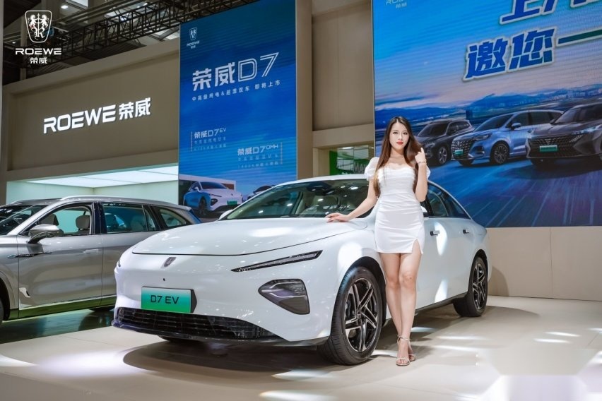 上汽荣威D家族系列D7EV和D7DMH亮相深圳车展