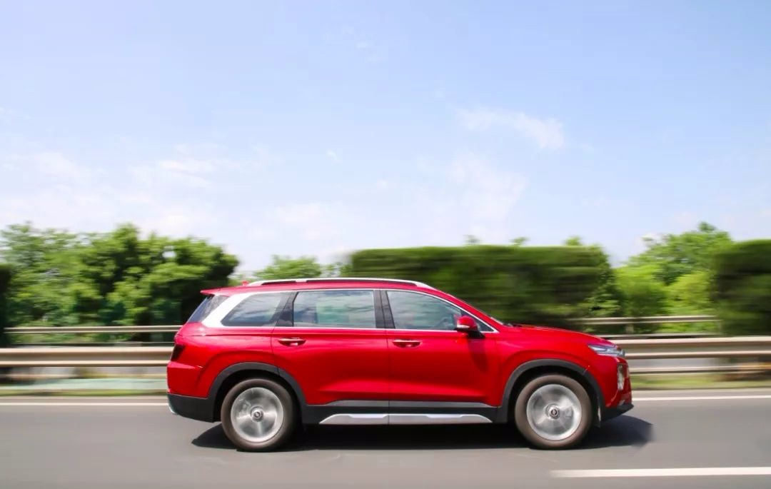 谁是最值得购买的大型智能SUV？第四代胜达第一个举手｜试驾