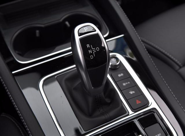 10万级6座MPV，2+2+2布局，中控屏像ipad，网友：这是买屏送车