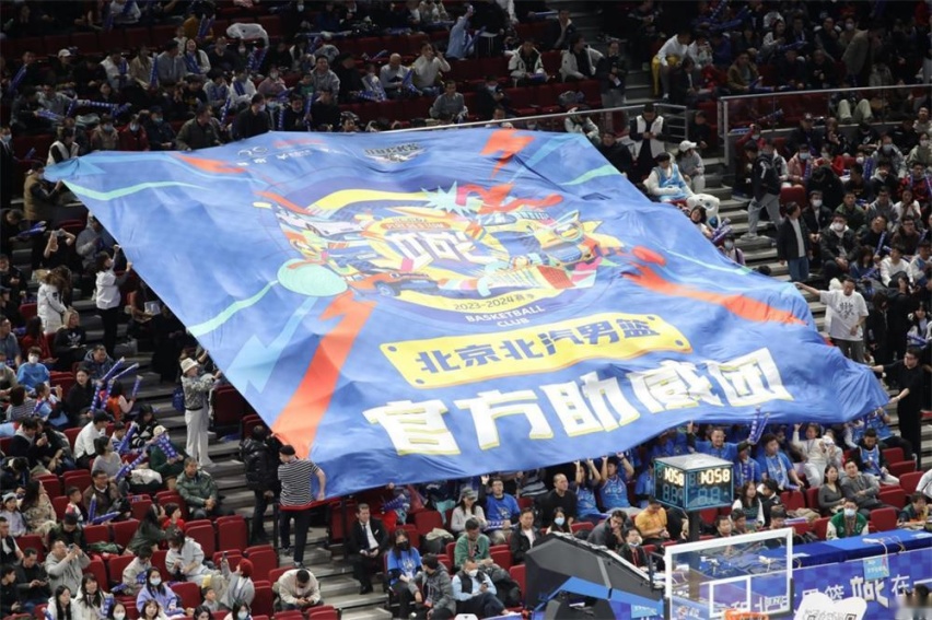五棵松上演巅峰对决 极狐汽车助力北京北汽男篮不断突破