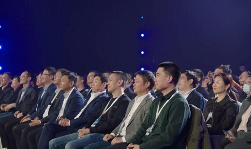 与小米SU7同天上市遭冷落，王俊难以撑起长安UNI-Z的未来