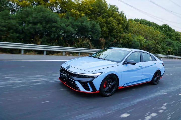 在F1赛道 办交车仪式！