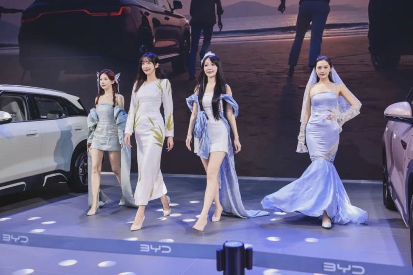 购车抽钻石、得油卡，车模＆主播秀…这届华中车展可太会整活了！
