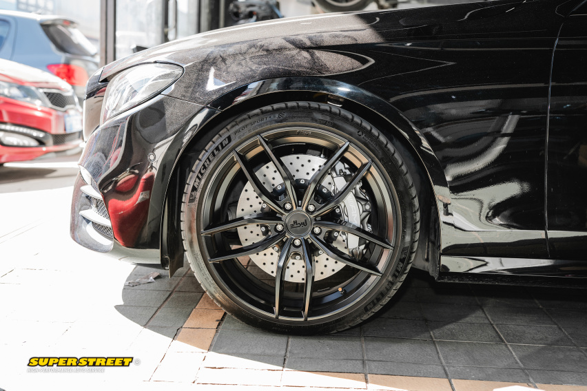 奔驰E级更换Brembo HP2000刹车片CZV打孔刹车盘