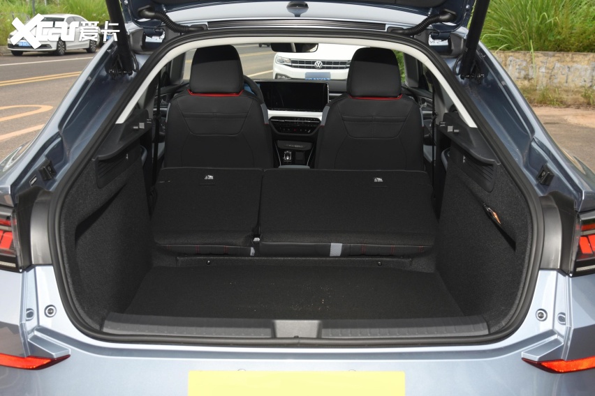 后备厢方面,可以看出大众凌渡l的后备厢空间非常的规整,并且拥有523l