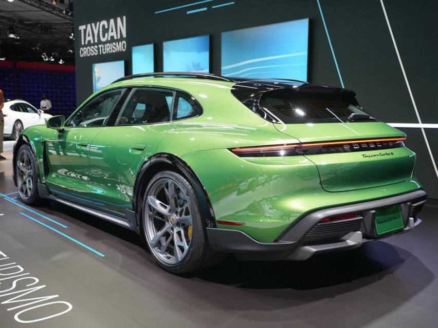 这不就是纯电的帕拉梅拉吗？全绿色的Taycan，整条街没你靓仔