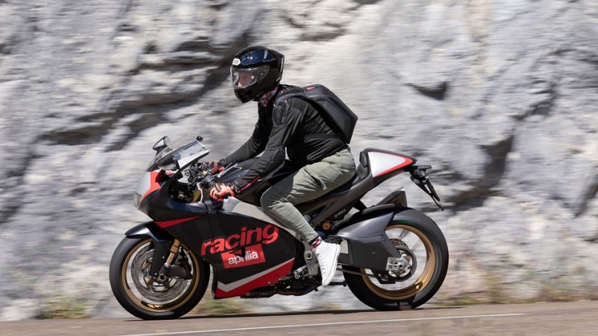 复古造型与现代引擎的结合，RSV4换上RS250造型