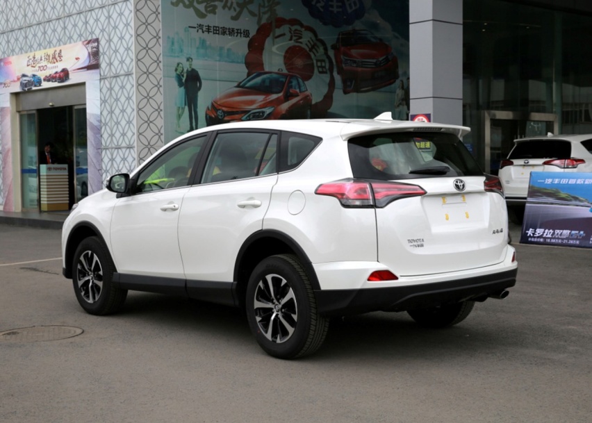 老款荣放RAV4，轴距2660mm，2.0L自吸配合CVT