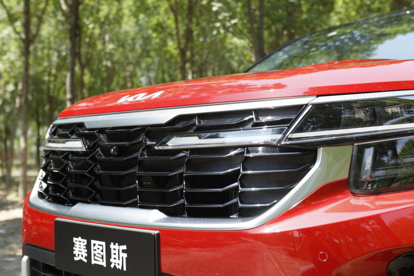 10万元起，年轻人的第一辆家用SUV？驾驶起亚2023款赛图斯1.4T