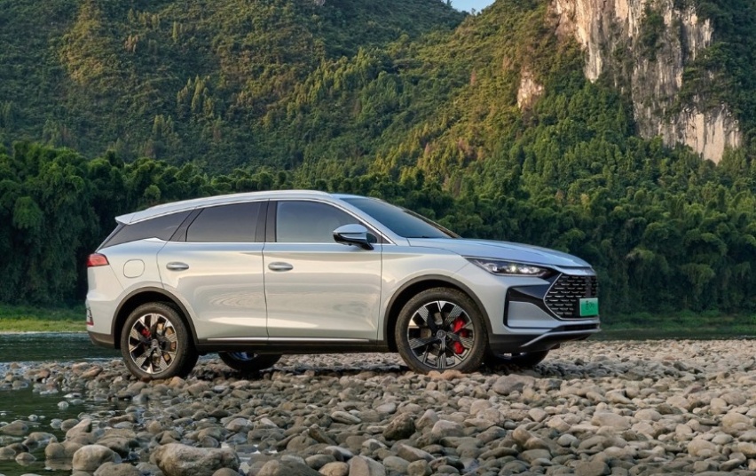 25万预算买中型插混SUV，领克08和比亚迪唐该怎么选？