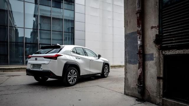UX 300e的温度与情感，是Model 3这类新势力所给不