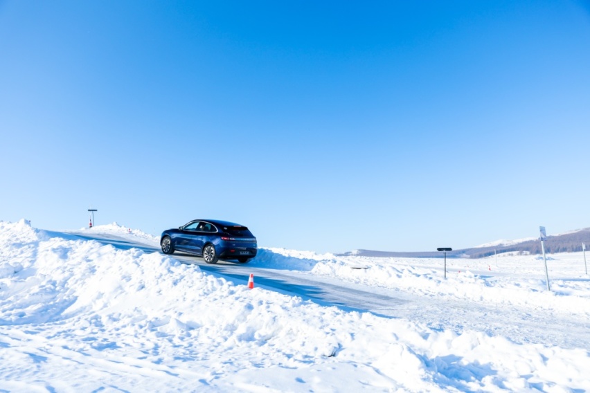 ​雪地里的AITO问界M5 身手矫健的“电动精灵”