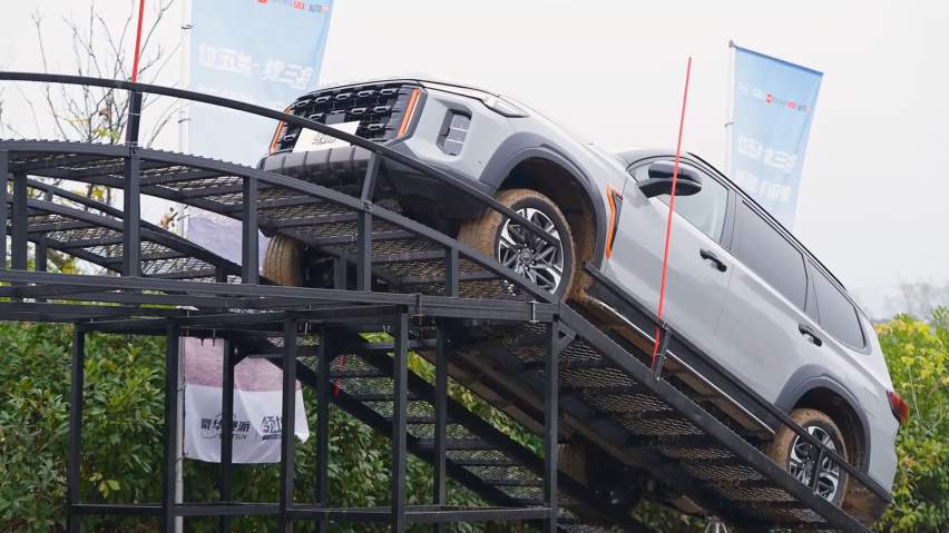 20-200w的越野SUV 性能PK：驼峰桥&交叉轴测试，牧马人排最后