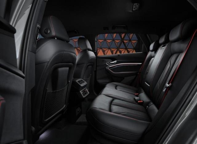 50万买它还是买理想？奥迪旗舰电动SUV Q8 e-tron家族官图