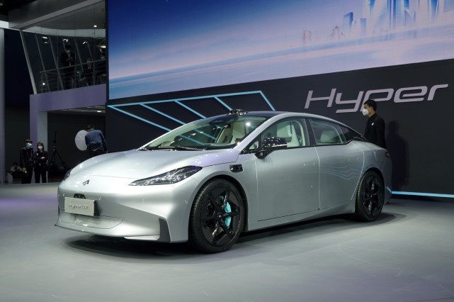 Hyper GT实拍详解 用激光雷达+旋翼门硬刚特斯拉MODEL 3