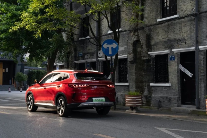开起来不错的特大号户外充电宝 比亚迪宋PLUS EV