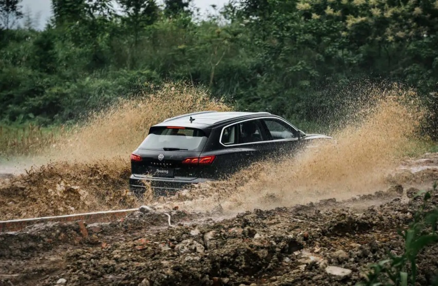 同样3.0T+8AT，大众这款中大型SUV空间比X5大，价格比X5低