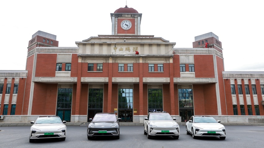 30万级纯电SUV，大天幕+零重力座椅，智己LS7的销量为啥这么好？