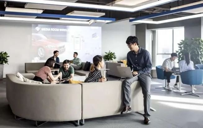 上海车展，宝马以情感化数字科技诠释当代“人车合一”