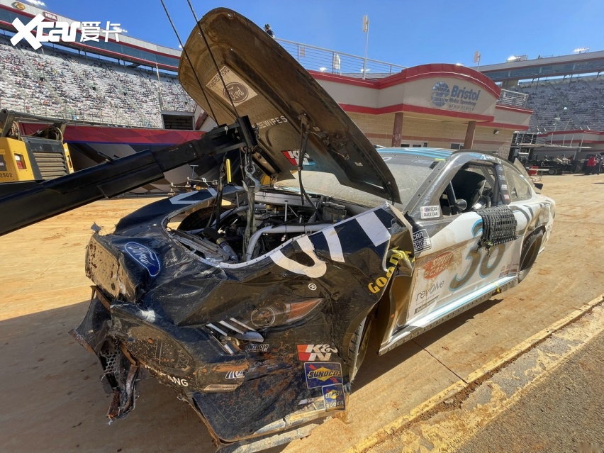 惊险刺激,纳斯卡越野赛的安全车撞上了赛车