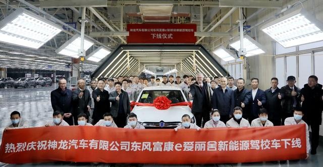 神龙公司首批800辆ES500新能源出租车交付成都
