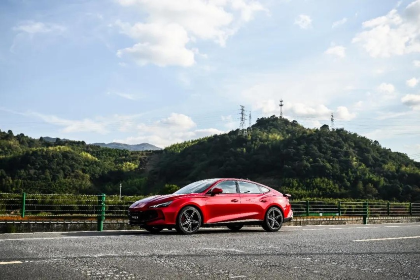 同级唯一搭载P2P记忆泊车，MG7 2025款限时一口价11.29万起