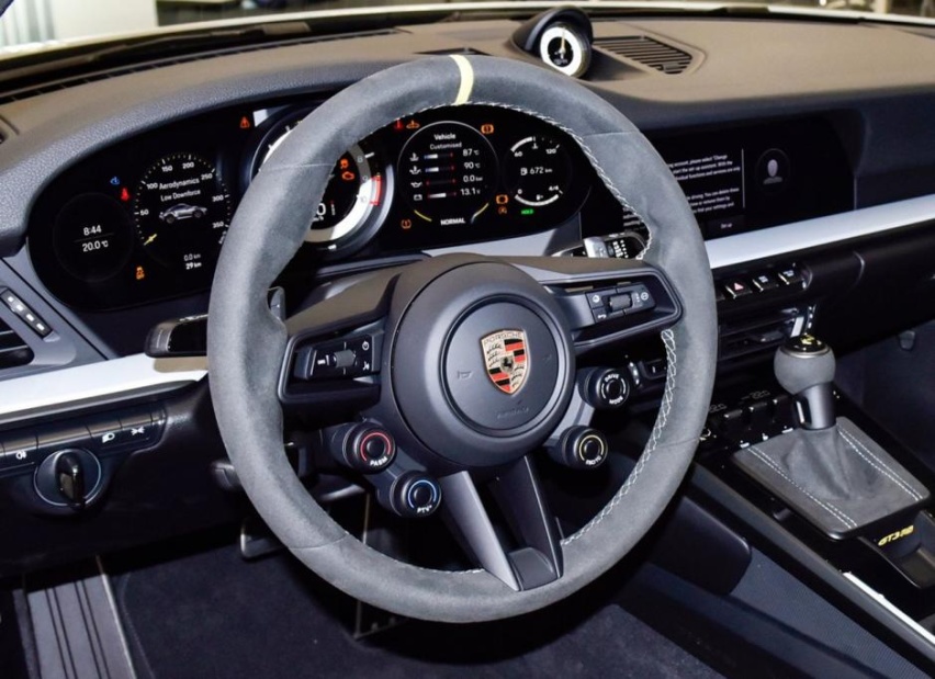 燃油跑车里永远的神，售价300万能3.2秒破百，911GT3 RS发布