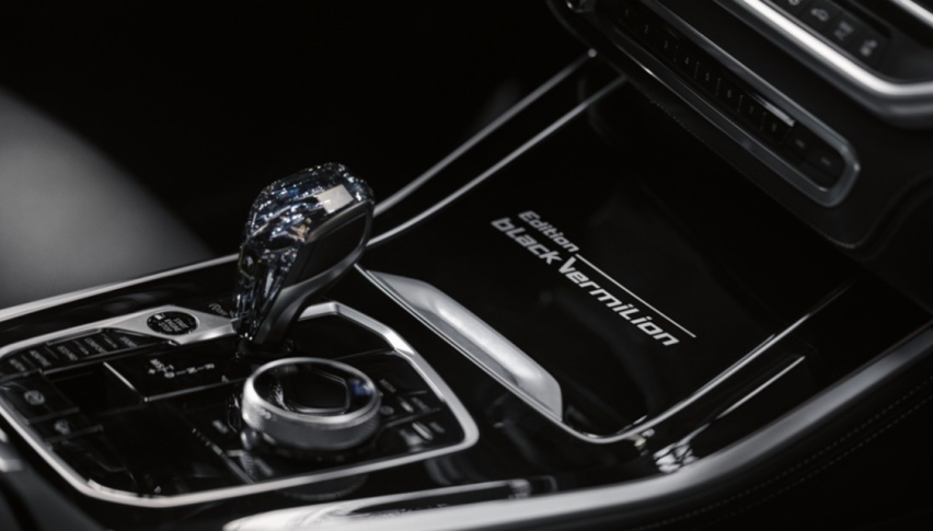 约98万元起售限5台，搭4.4T V8动力，宝马X6黑朱砂限量版官图曝