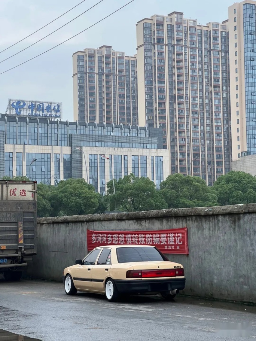 01年的马自达323也能玩得这么帅？改装+车身价只需两万多