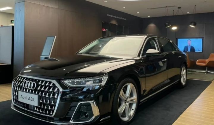 旗舰机行政轿车对决：新款奥迪A8L对比奔驰S级