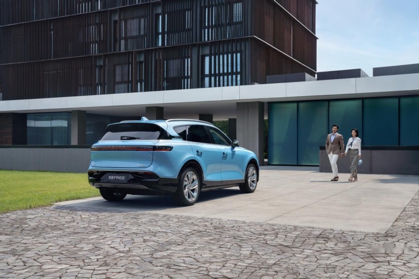 30万级SUV“天花板”，岚图FREE拥有德系豪车驾控，还补贴3万