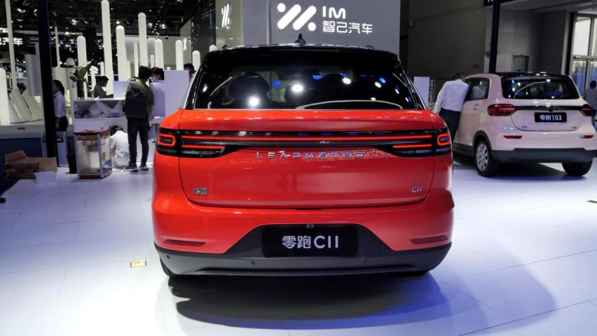 实拍零跑C11，冷凝管紧靠保险丝盒，我有点担心