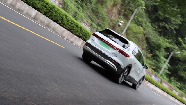近5米的SUV，开着却像性能车？试驾奥迪Q5 e-tron