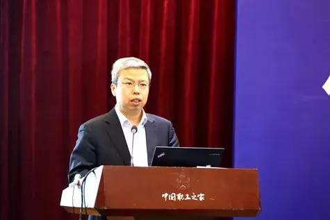 每日车闻：西安奔驰女车主提8点诉求，奔驰回应模棱两可，油价涨