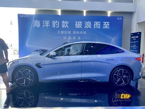 比亚迪海豹现身西安人气旺！堪比明星见面会
