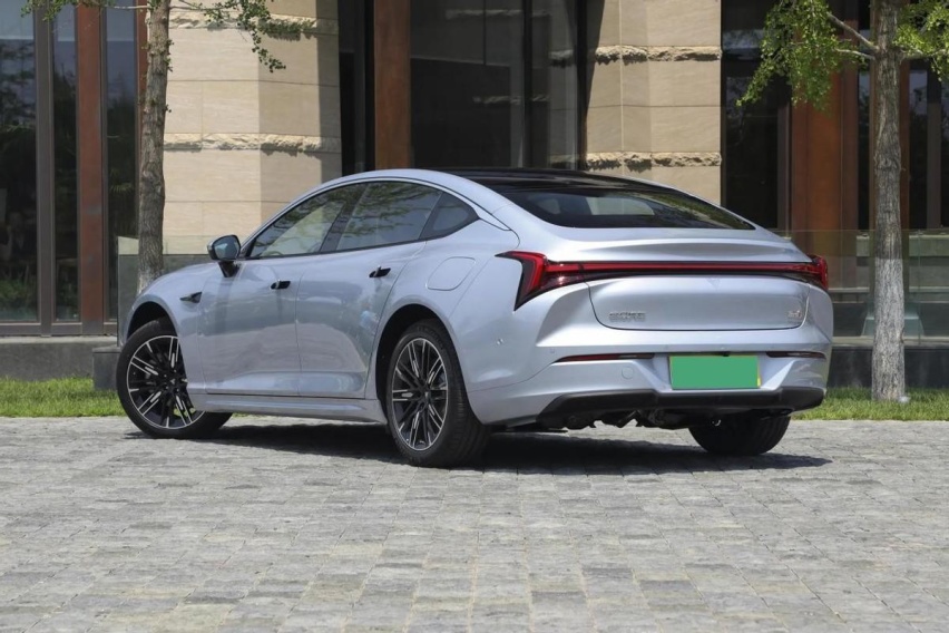 混动轿车排位赛！追光PHEV、哪吒S、比亚迪汉谁是最强王者？