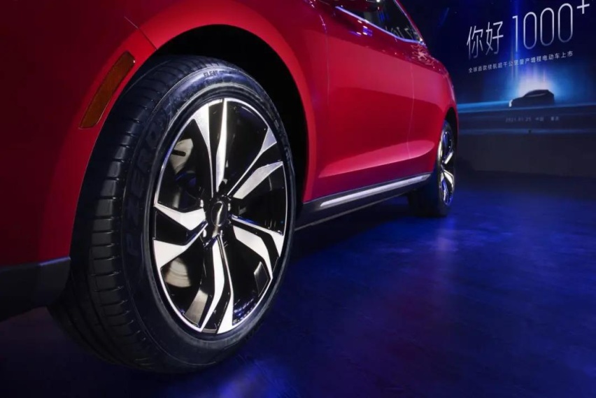 1000km+续航,4秒级零百加速,选它还是理想ONE?