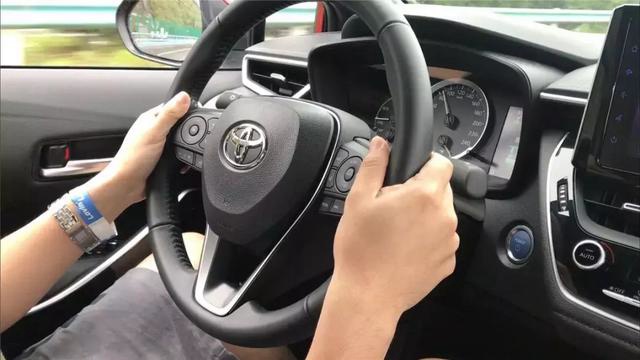 15万的全新雷凌双擎，开出了40多万雷克萨斯的质感？